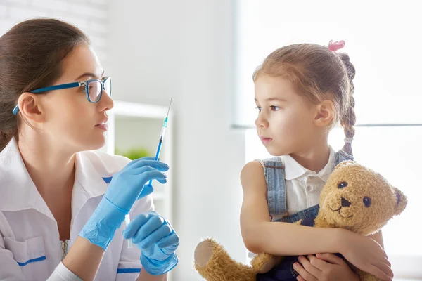 Vaccinatie aan een kind — Stockfoto