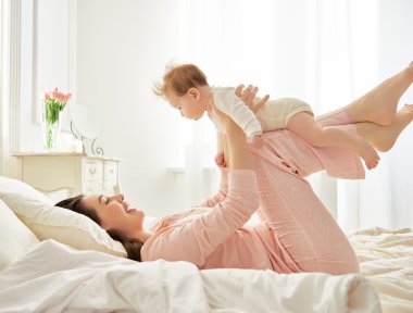 Anne bebeğiyle oynuyor.