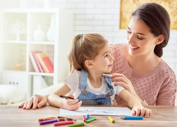 Moeder en dochter samen verf — Stockfoto