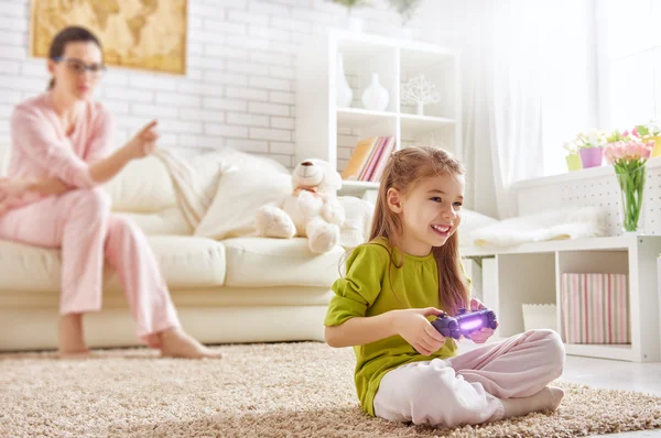 Kind speelt videospelletjes — Stockfoto