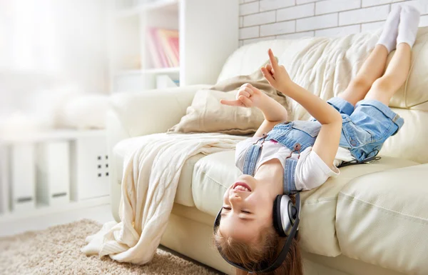Meisje dat naar muziek luistert — Stockfoto