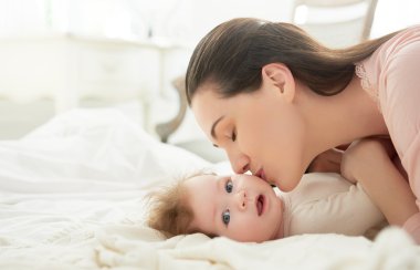 Anne bebeğiyle oynuyor.