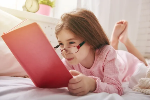 Mädchen liest ein Buch — Stockfoto