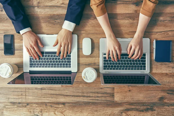 Uomo e donna che lavorano — Foto Stock