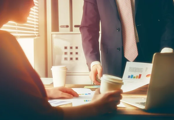 Mann und Frau arbeiten — Stockfoto