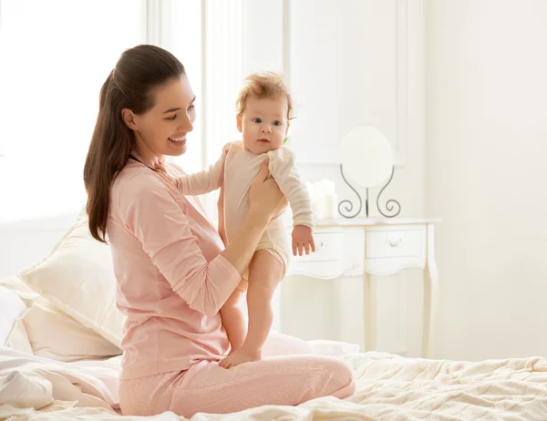 Mère jouer avec son bébé — Photo