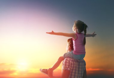 gün batımında mutlu bir aile.