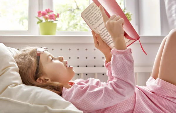 Menina lendo um livro. — Fotografia de Stock