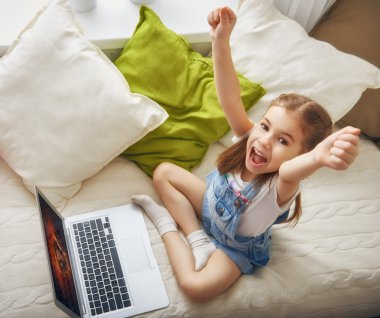 Dizüstü bilgisayarlı kız