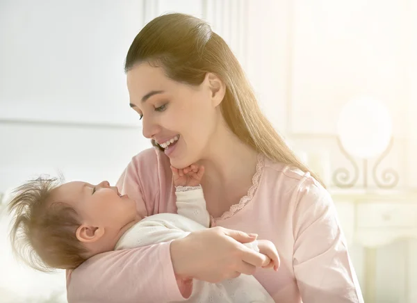 Madre jugando con su bebé — Foto de Stock