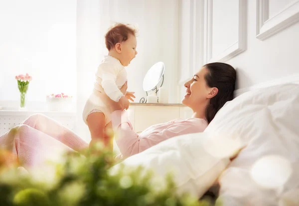 Mère jouer avec son bébé — Photo