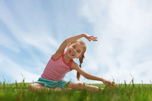 Criança praticando ioga — Fotografia de Stock