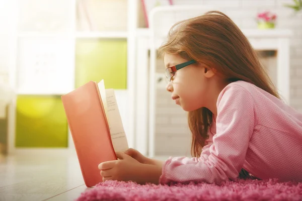 Mädchen liest ein Buch — Stockfoto