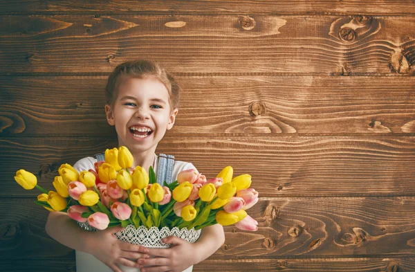 Chica con un ramo de tulipanes —  Fotos de Stock