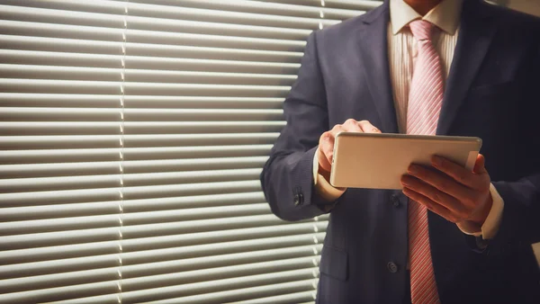 Entrepreneur working on digital tablet — Stock Photo, Image