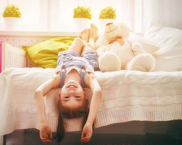 Menina joga em casa — Fotografia de Stock