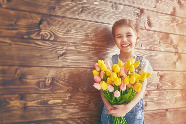 Dívka s kyticí tulipánů — Stock fotografie