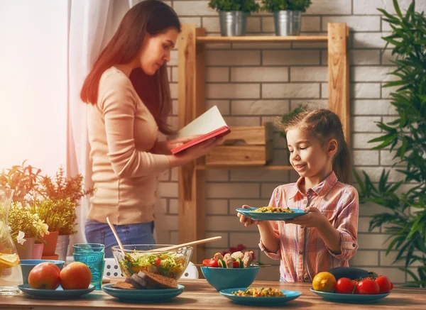 Njuter av familjemiddag — Stockfoto