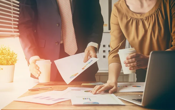 Uomo e donna che lavorano — Foto Stock