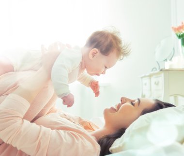 Anne bebeğiyle oynuyor.