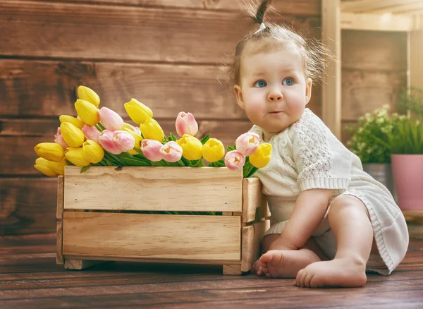 Dívka s kyticí tulipánů — Stock fotografie