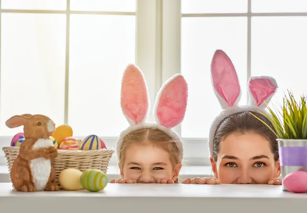 Familia preparándose para Pascua — Foto de Stock