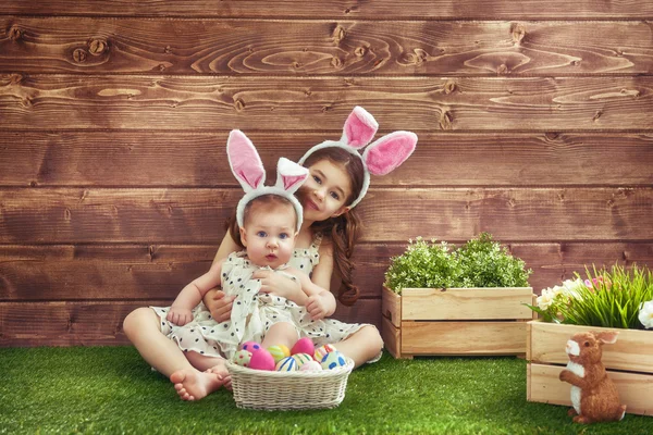 Hermanas cazando huevos de Pascua —  Fotos de Stock