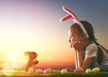 tavşan kulakları giyen kız
