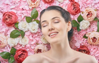 kadın bir arka planını çiçekler üzerinde