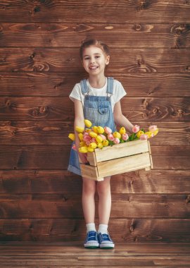 Bir buket lale taşıyan kız.