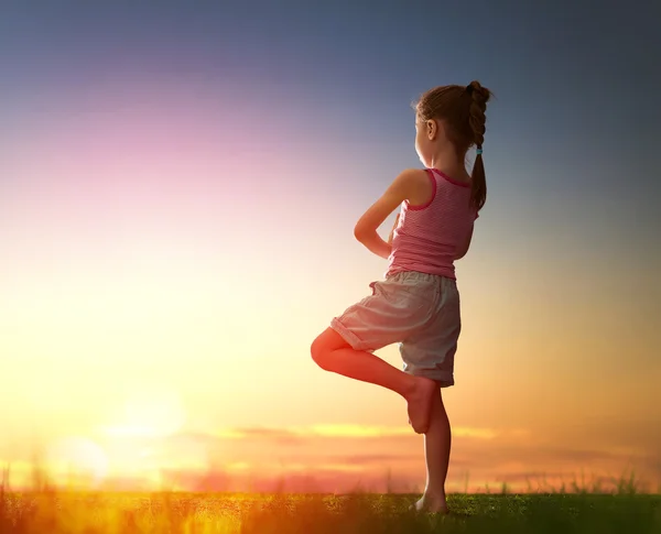 Menina está praticando ioga — Fotografia de Stock