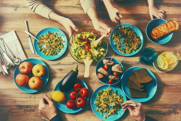 Familienessen genießen — Stockfoto