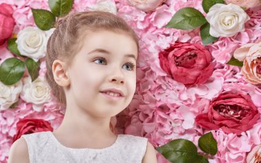 arka planda bir çiçek kız