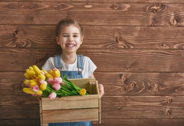 Bir buket lale taşıyan kız.