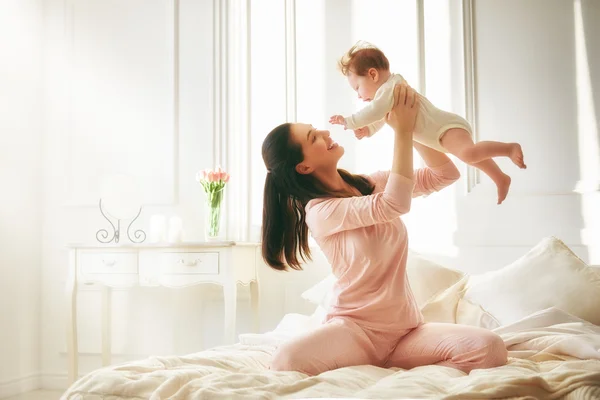 Mère jouer avec son bébé — Photo