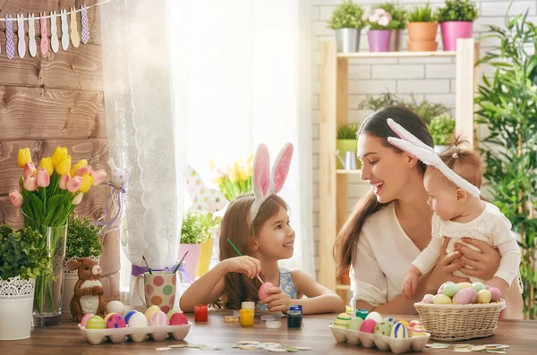 Familie bereidt Pasen voor — Stockfoto