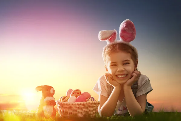 Flickan bär bunny öron — Stockfoto