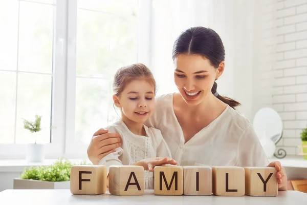 Glücklich liebende Familie — Stockfoto