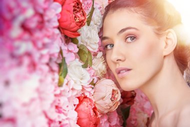 kadın bir arka planını çiçekler üzerinde