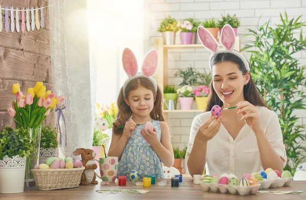 Familie bereitet sich auf Ostern vor — Stockfoto