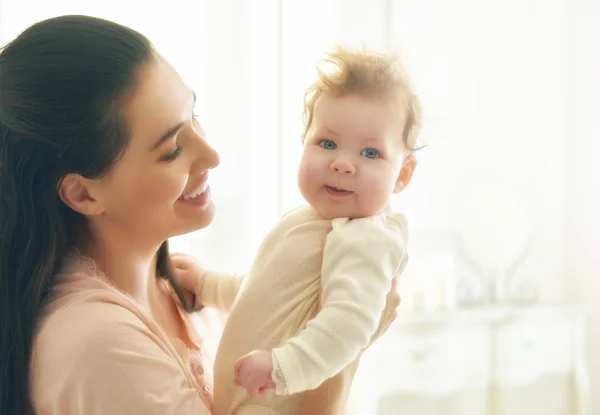 Mãe brincando com seu bebê — Fotografia de Stock