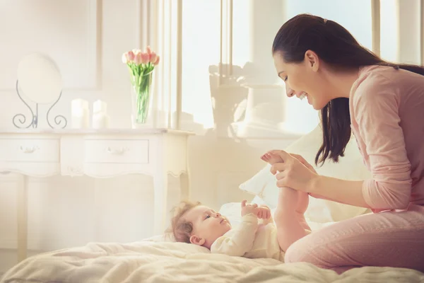 Moeder spelen met haar baby — Stockfoto