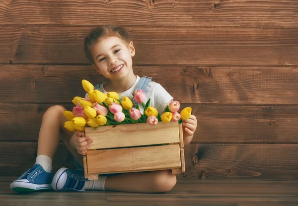 Fille avec un bouquet de tulipes — Photo