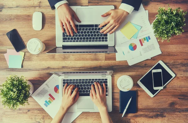 Uomo e donna che lavorano — Foto Stock