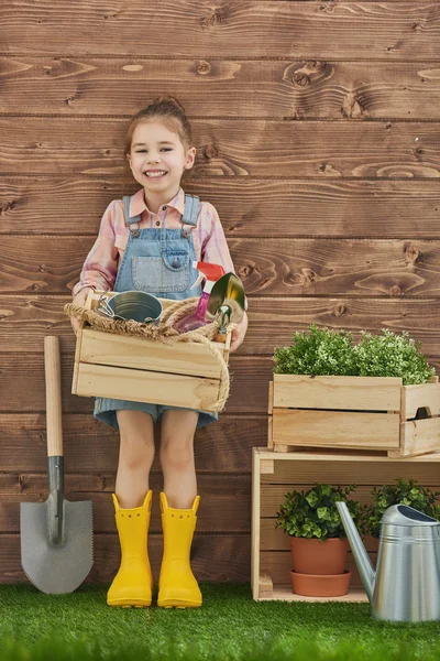 Menina cuidar de suas plantas — Fotografia de Stock