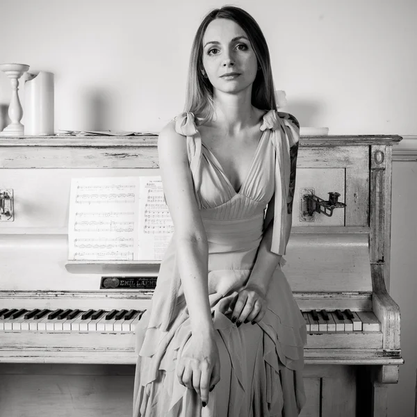 Retrato de uma menina sobre o piano — Fotografia de Stock