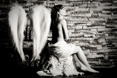 Melek kız ile tuğla arka plan, siyah ve beyaz