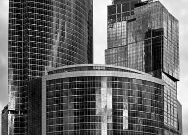 siyah-beyaz gökdelen