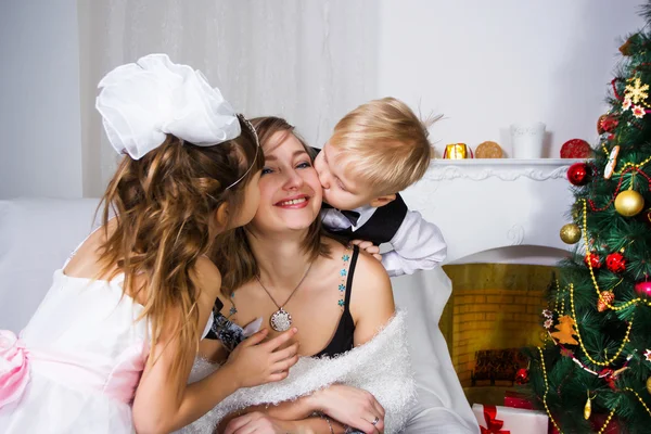 Kisses for darling and gentle mother — Stock Photo, Image