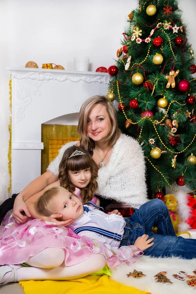 Mãe feliz e dois seus filhos no Natal — Fotografia de Stock